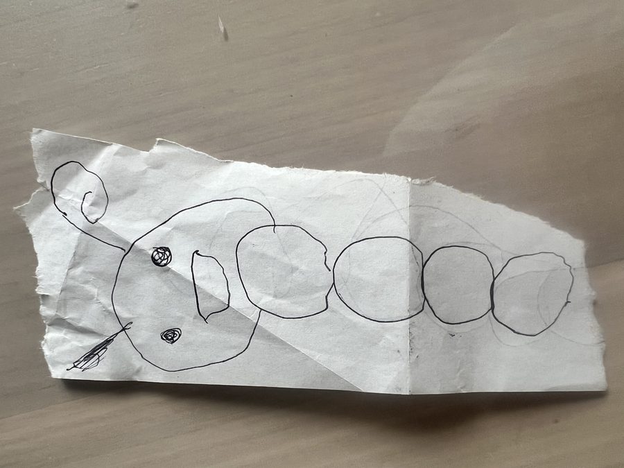 子どもが描いた原画。頭と胴体の丸が連なった生き物の落書き。